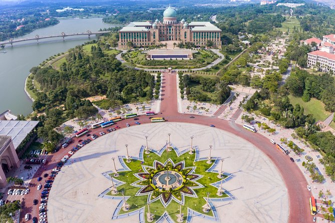 °17or19 Hrs Kuala Lumpur Van Tour from Singapore w' Tour Guide - Independence Square and Putra Mosque: the “official” Kuala Lumpur feel