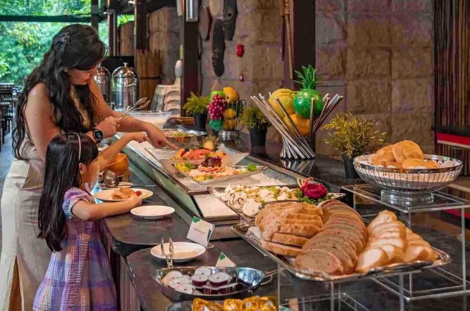 Breakfast In the Wild at Singapore Zoo Promo - Group size and the attention you get