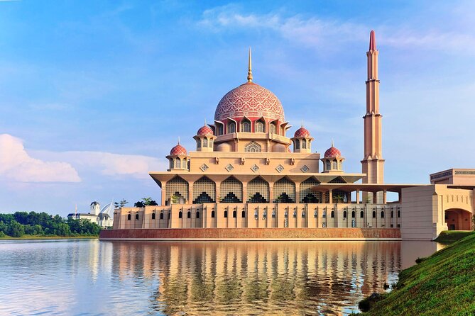 From Singapore: Private Kuala Lumpur / Malacca tour + SKY DINING - Tugu Negara (National Monument), Central Market, and Thean Hou Temple