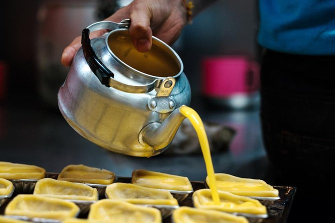 Michelin Premium Food Tour with Hawker Centre & Chinatown Tour - Sri Mariamman Temple and the Street of the Dead story