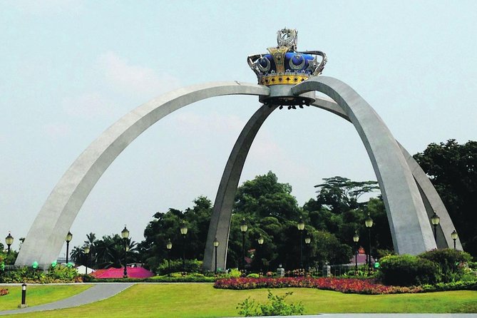 Private Tour: Sightseeing Daytrip to Johor Bahru from Singapore - Lunch in Johor Bahru: built-in time, but you choose the meal
