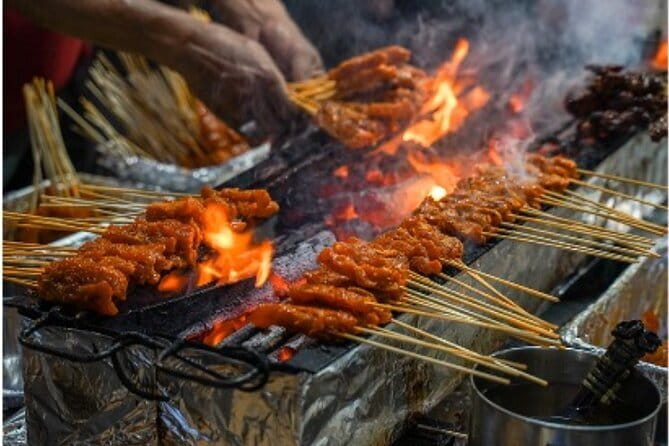 Private Tour Singapore Street Food & Night Tour - Stop 1 at Lau Pa Sat, dinner first with real food context