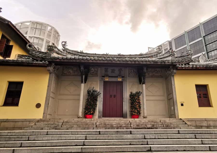 Secrets of Singapore Kick Scooter Tour with Dinner - Who should book this kick scooter night tour, and who should skip it