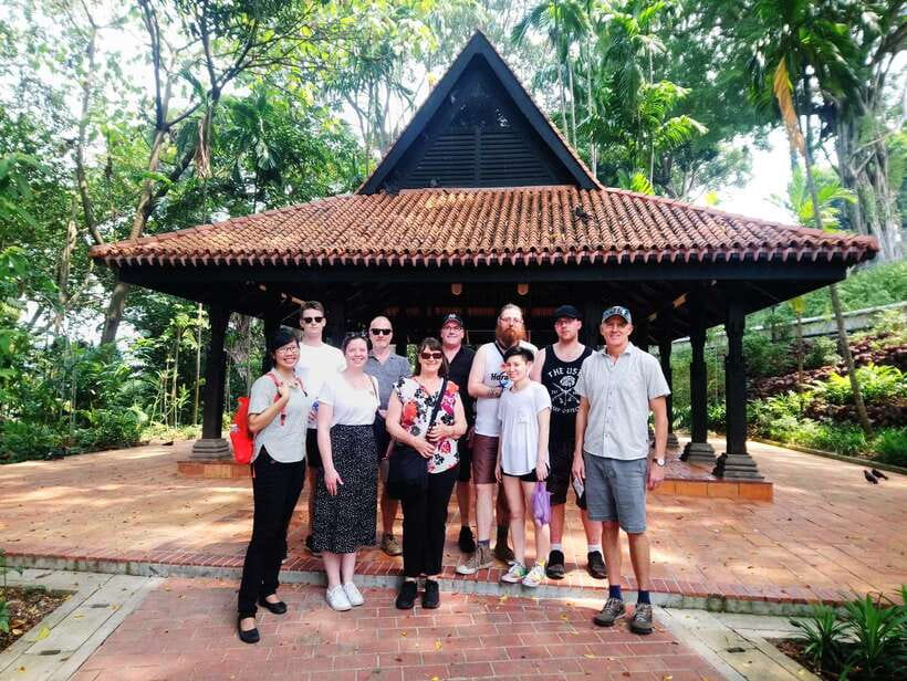 Singapore 2.5-Hour Walking Tour: Graves, Guns & Battles - Old Fort Gateway and Sang Nila Utama Garden, a history-and-rest rhythm