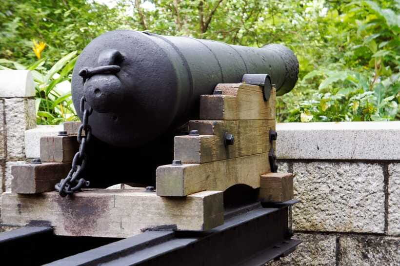 Singapore 2.5-Hour Walking Tour: Graves, Guns & Battles - What to bring, stairs included, and when to go for comfort