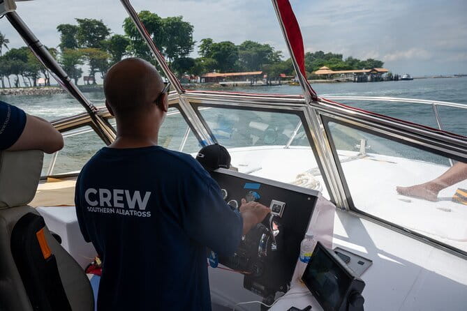 Singapore - Albatross Speedboat Adventures Cruising in Sentosa - 60 minutes of speed and southern-island scenery