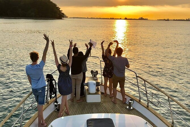 Singapore - Albatross Speedboat Adventures Cruising in Sentosa - Tekukor Island near Sentosa: rare access and giant-clam searching