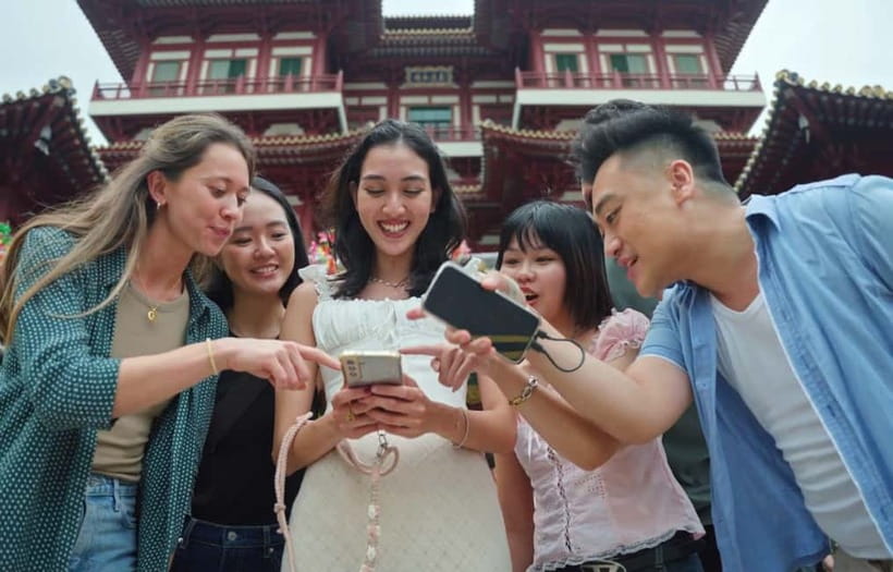 Singapore: Chinatown Food Tour with 6 Tastings - Chinatown as a puzzle you can snack through