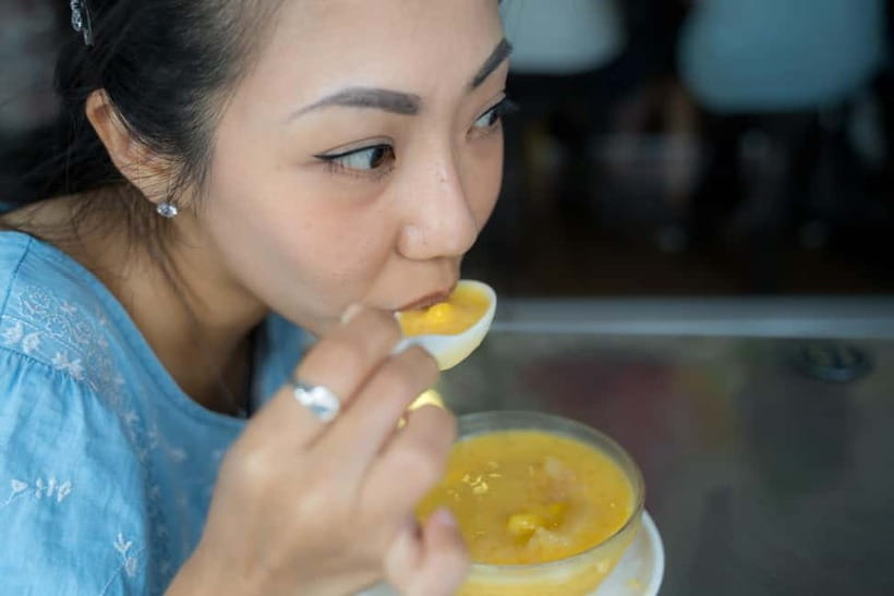 Singapore: Chinatown Hawkers Food Tour with 7 Food Tastings - Chinatown hawkers are the main event, and the guide is the ticket