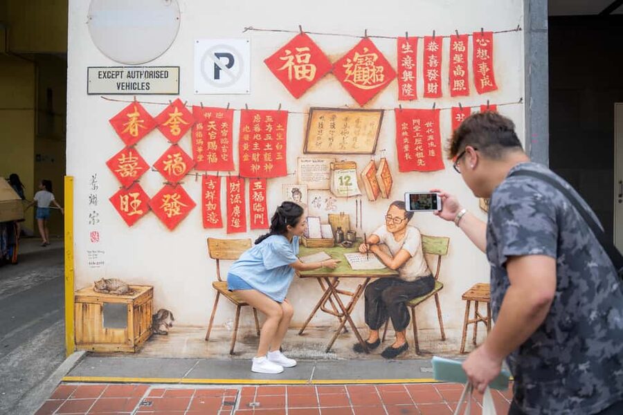 Singapore: Chinatown Hawkers Food Tour with 7 Food Tastings - Chicken rice: the iconic national dish moment
