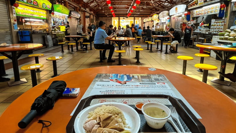 Singapore: Chinatown Hidden Treasure Walking Tour with Snack - Sri Mariamman Temple and gopuram photography