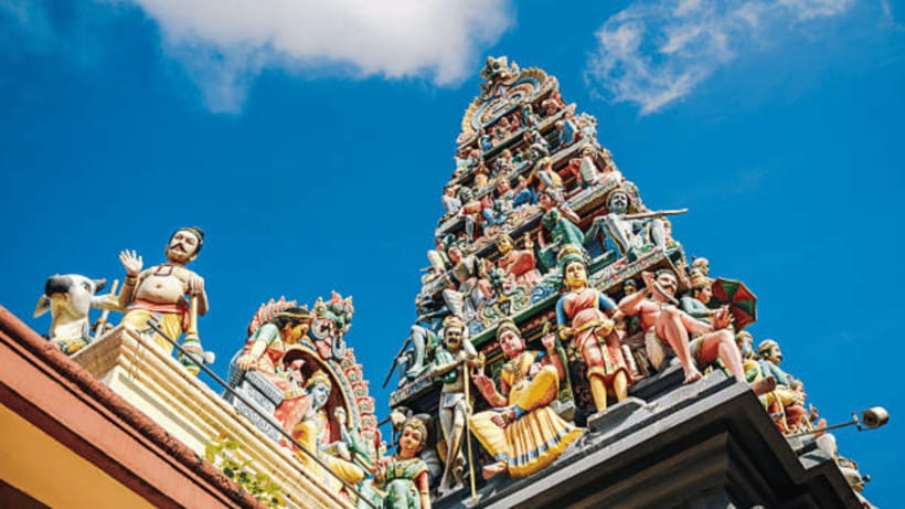 Singapore: Chinatown Hidden Treasure Walking Tour with Snack - Buddha Tooth Relic Temple, where the building earns the time