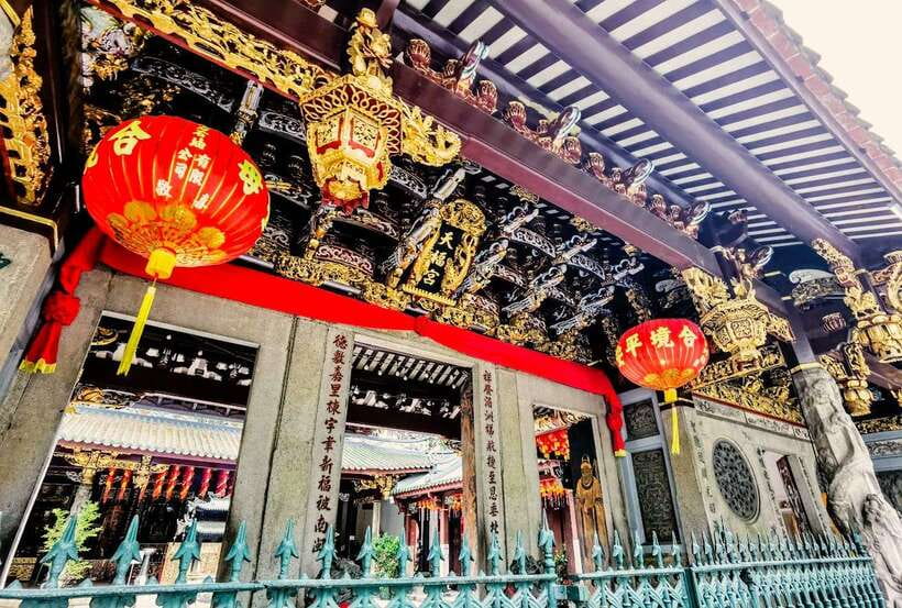Singapore: Chinatown Historic Walking Tour with Lunch - Fuk Tak Chi Museum: when a shrine becomes a story inside a hotel