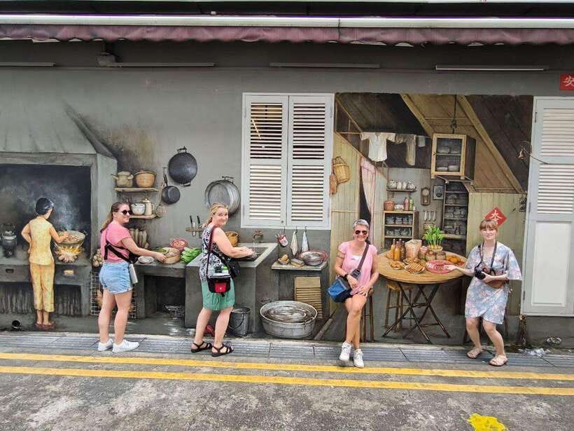 Singapore: Chinatown Historic Walking Tour with Lunch - A quick culture switch at Nagore Dargah