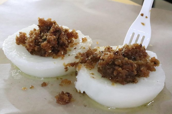 Singapore Chinatown Market Private Food Tour with 7 Food Tastings - Tang dynasty-style temple, relics, and a rooftop garden pause