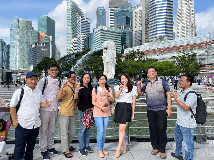 Singapore: City Highlights Walking Tour & Singapore River - Starting at Raffles Place MRT: Fast, Central, and Walkable