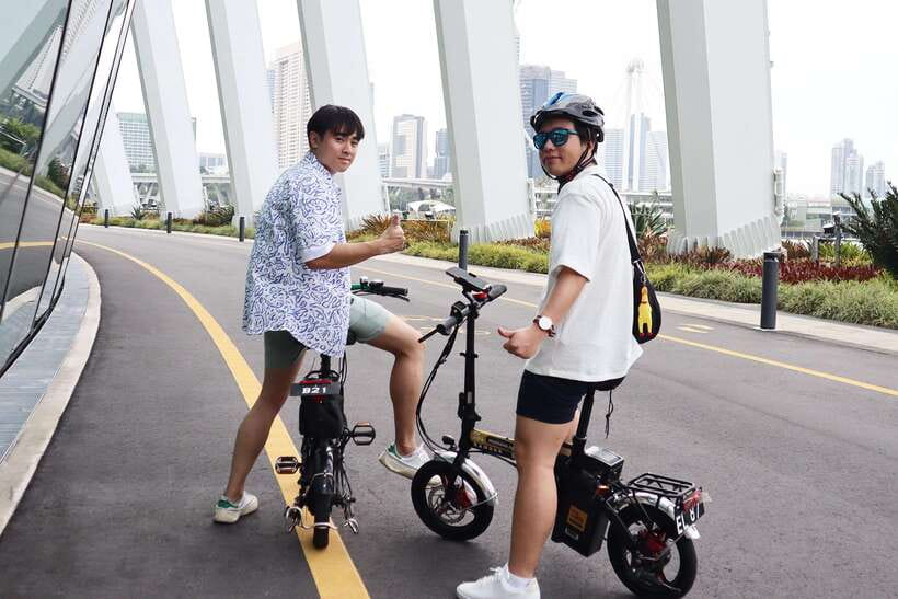 Singapore: Electric Bicycle Experience (Rental and Tour) - Getting your e-bike: deposit, controls, and real safety