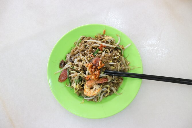 Singapore Foodie Experience Guided Tour with 5 dishes Tasting - Chinatown Complex Hawker Center: Carrot Cake or Char Keow Teow