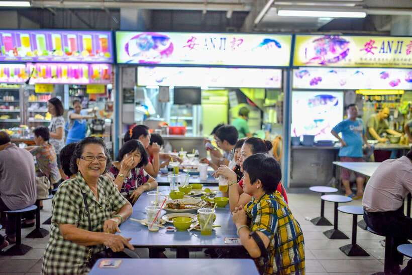 Singapore: Foodie Experience Guided Tour with 5 Tastings - Pagoda Street starters: bakkwa, fruit, seafood vibes