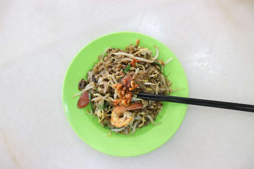 Singapore: Foodie Experience Guided Tour with 5 Tastings - Chinatown Complex hawker centre: carrot cake or char kway teow