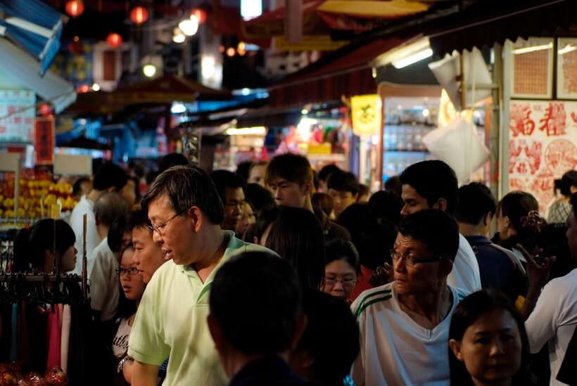 Singapore: Foodie Experience Guided Tour with 5 Tastings - Michelin-star hawker moment: soya sauce chicken rice