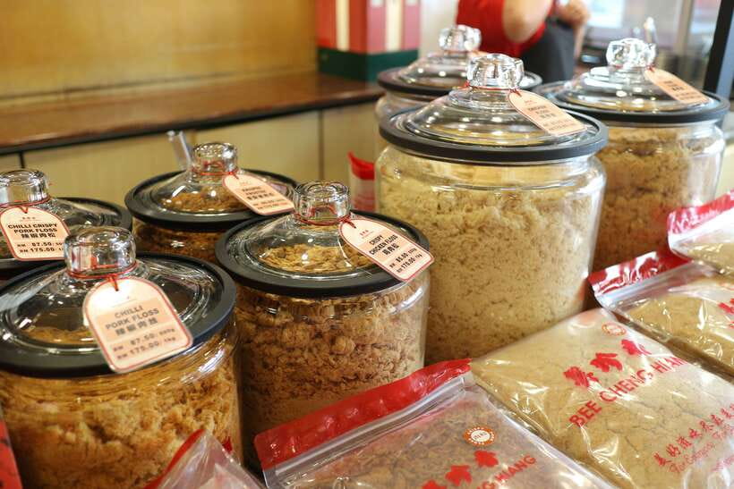 Singapore: Foodie Experience Guided Tour with 5 Tastings - Meeting point at 69 Pagoda St, Bee Cheng Hiang Shop