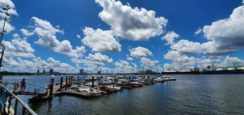 Singapore: Guided Boat Tour and Kelong Fish Farm Visit - The kelong-restaurant stop: seeing floating fish farming instead of only hearing about it