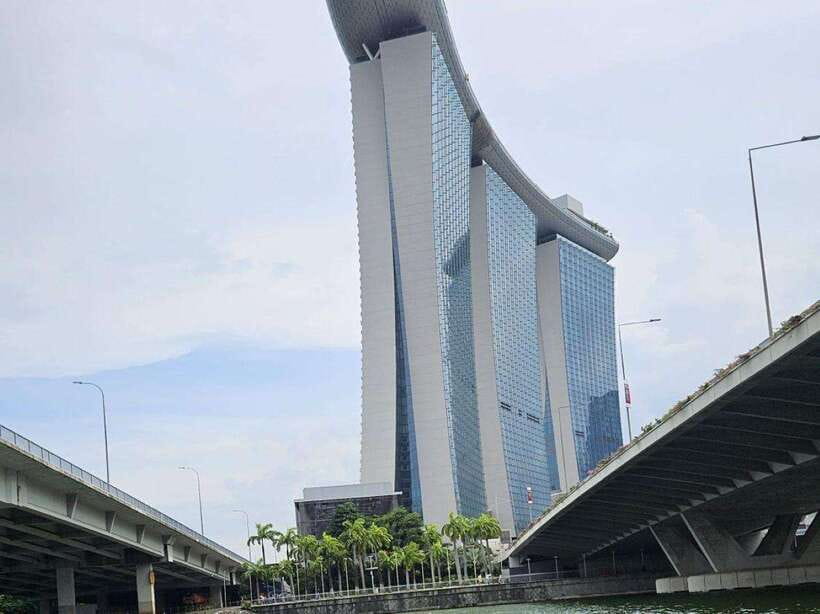 Singapore: Guided City Tour by Amphibious Duck Boat - Practical tips: hearing the guide, rainy weather, and getting the best seats