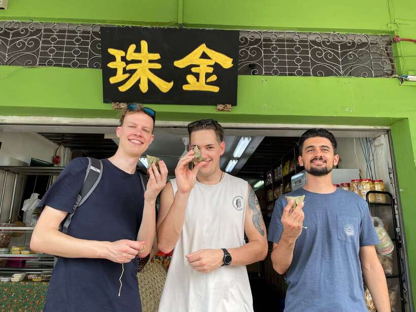 Singapore: Katong Local Food and City Highlights Tour - Peranakan culture in the streets, not a lecture in a museum
