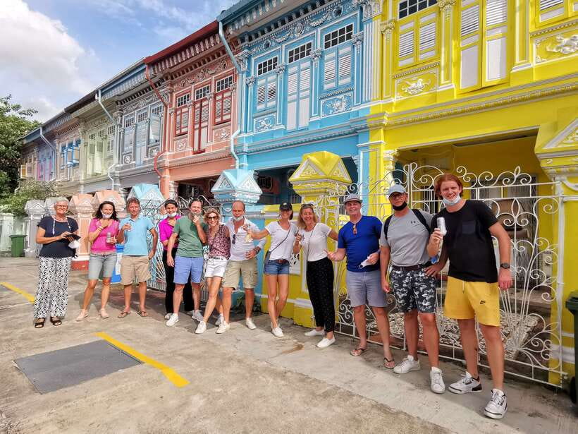 Singapore: Katong Local Food and City Highlights Tour - Photo time at colorful shophouses, with less guesswork
