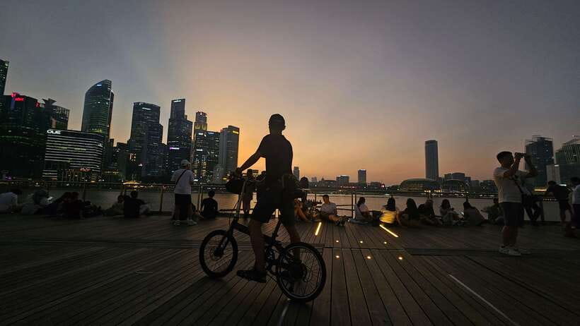 Singapore: Light to Night Bike Tour - Little India by bike: color and contrasts in one continuous ride