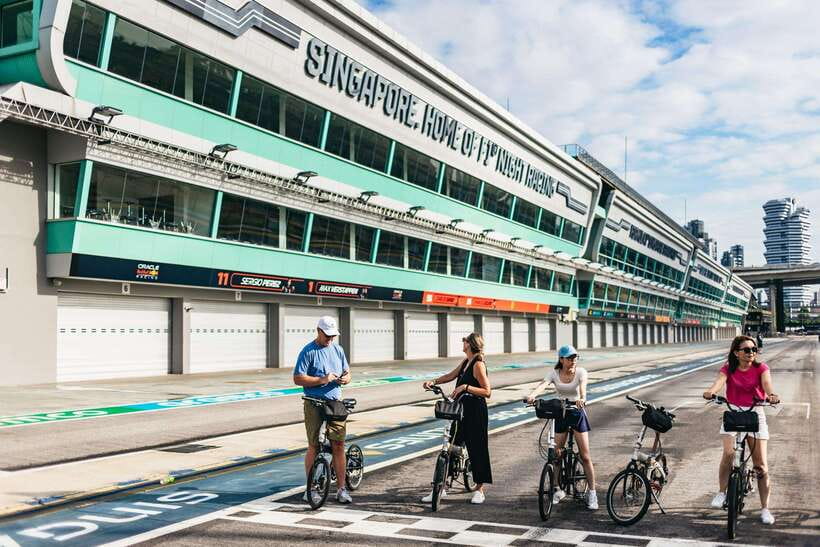 Singapore: Lion City Highlights Bike Tour - Pace, safety, and what to bring (it runs rain or shine)
