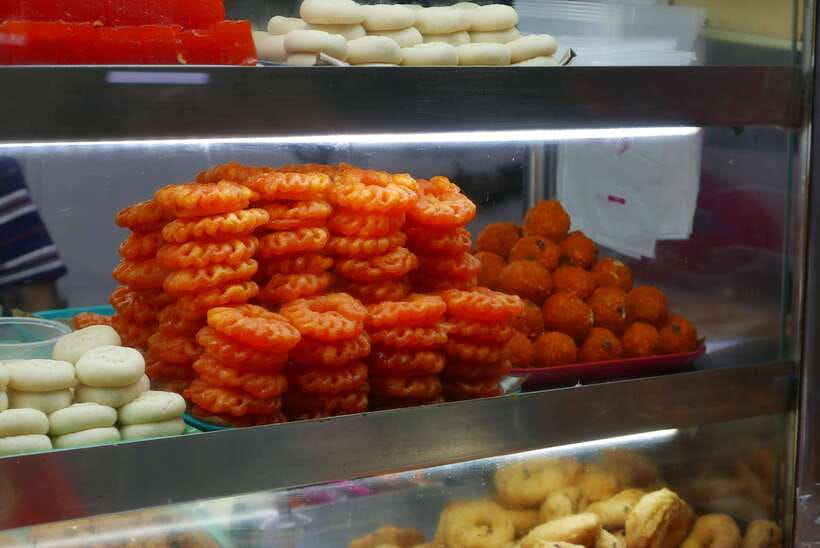 Singapore: Little India, Tekka Centre and Food Tastings Tour - Crossing to a garland shop and making flower art by hand