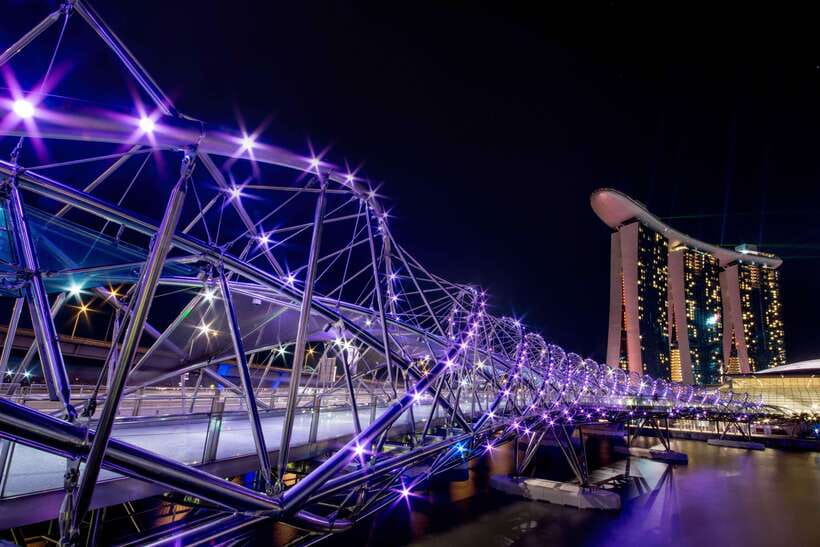 Singapore: Marina Bay Nighttime Walking Tour - Spectra at MBS versus Garden Rhapsody at GBTB: what to expect