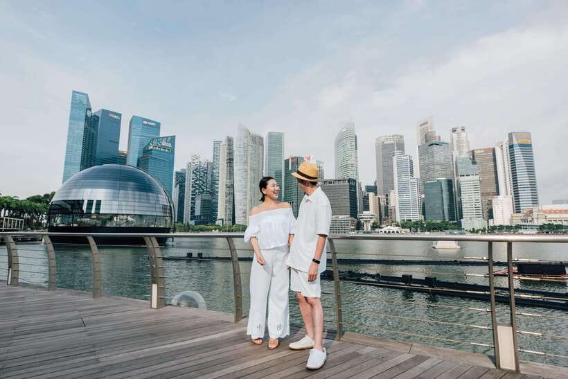 Singapore: Moments in the City Private Photography Session - How the photographer keeps you relaxed, posing help without killing the vibe