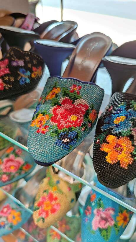 Singapore: Peranakan Culture, Cuisine & Hidden Treasures - Entering a Private Peranakan Museum Home: Kebaya, Kerosang, and Beaded Shoes