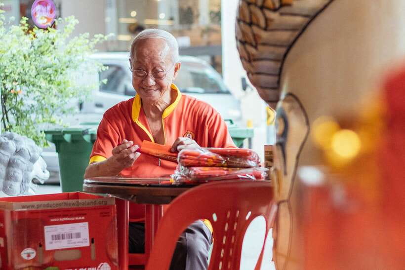 Singapore: Private Tour w/ Locals – Highlights & Hidden Gems - The food break that feels like Singapore, not a gimmick