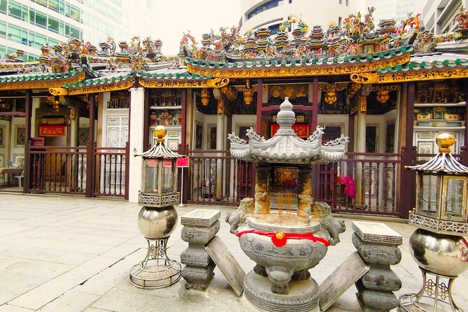 Singapore's Historic Chinatown Walking Tour with Lunch - Pekin Street and the 1854 boys’ school feeling