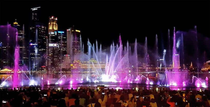 Singapore: Sunset City Tour by Kick Scooter - Esplanade, war memorial, Raffles Hotel, and Bugis Street night vibes