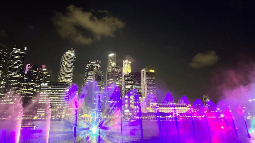 Singapore: Twilight Tour with River Cruise and Light Shows - The guides: energy, humor, and the little things you’ll feel